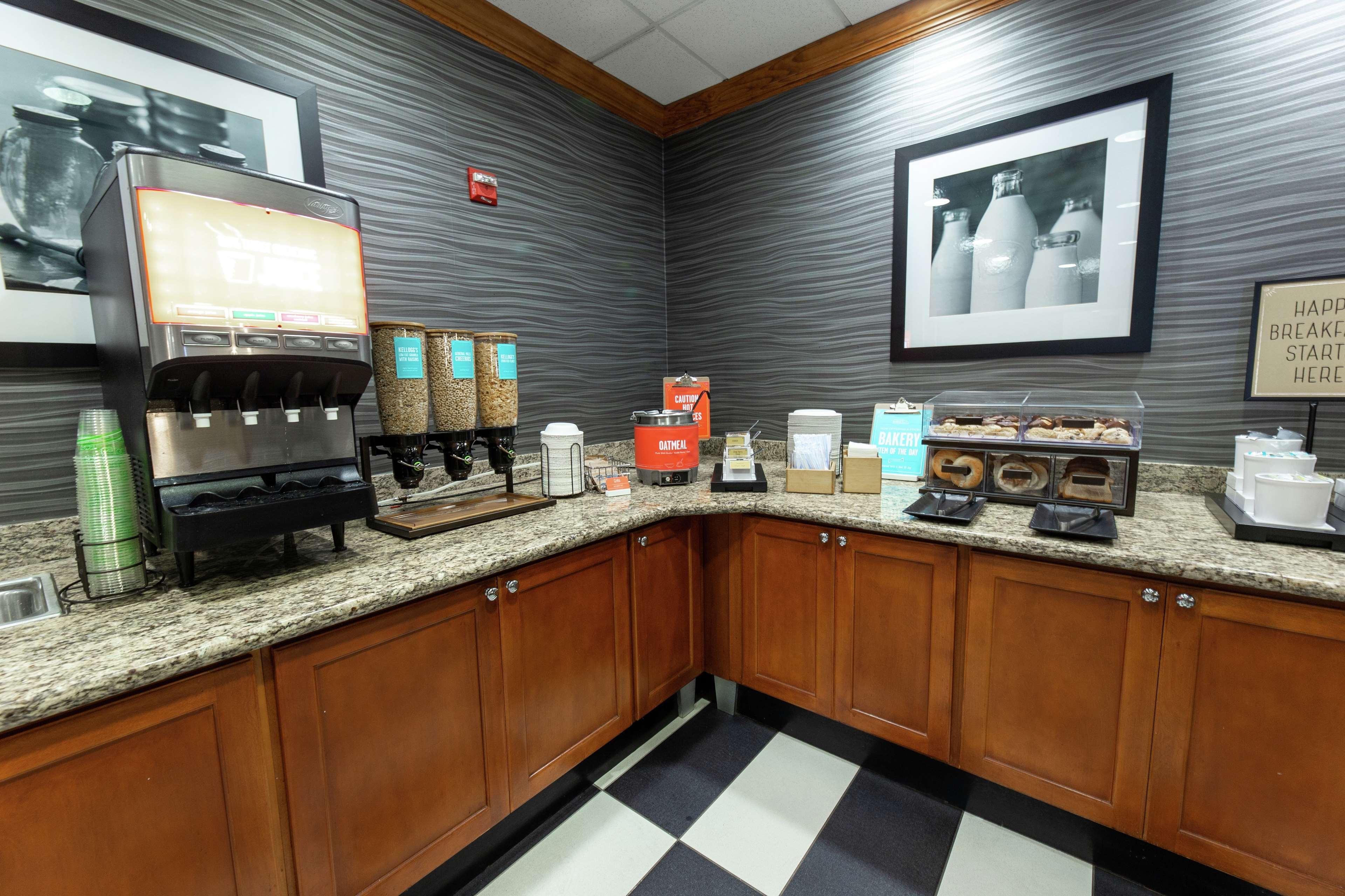 Hampton Inn & Suites Jacksonville Deerwood Park Екстериор снимка